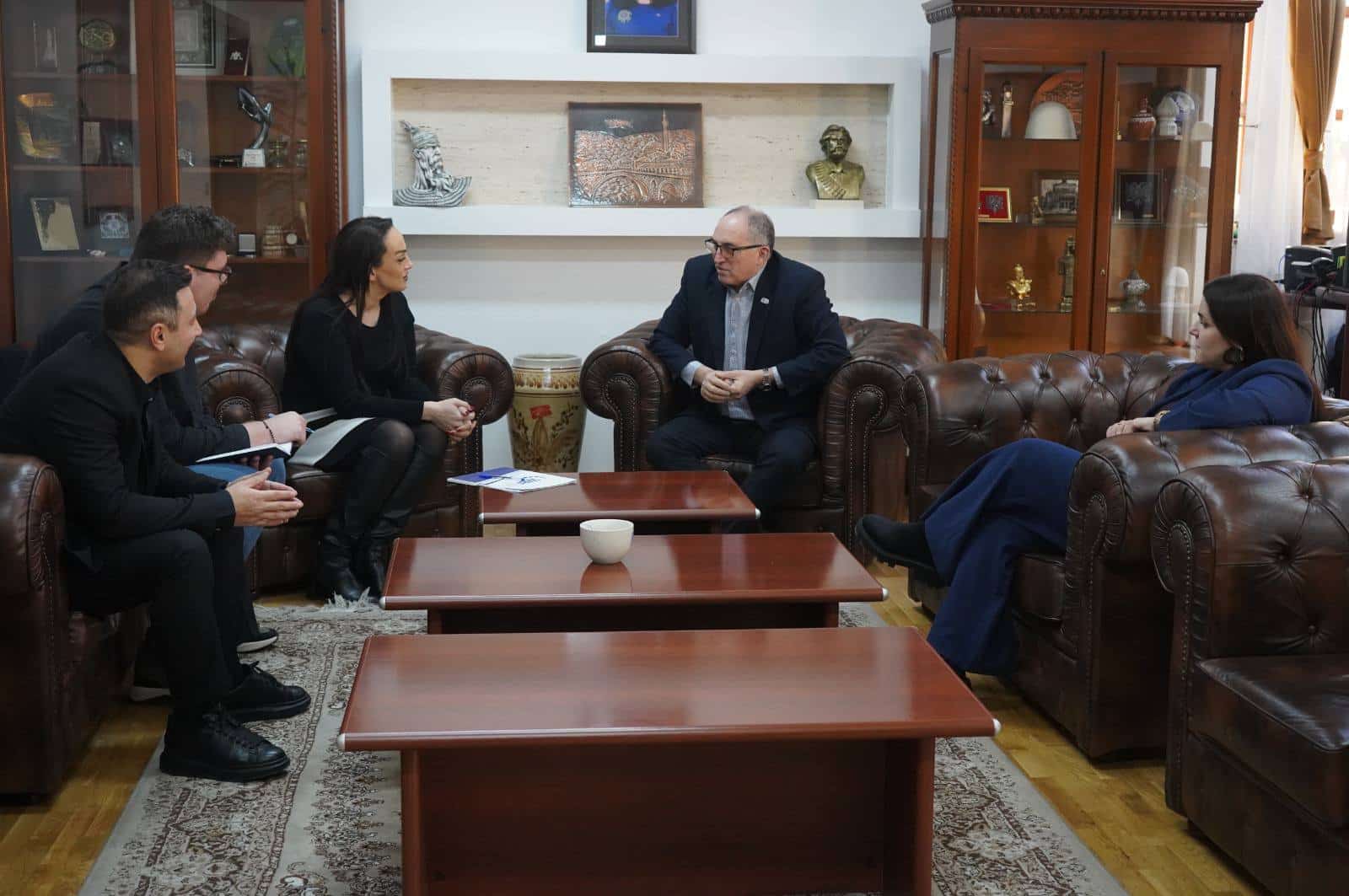 Gradonačelnik Shaqir Totaj ugostio je zvaničnike Fonda za Zapadni Balkan na sastanku