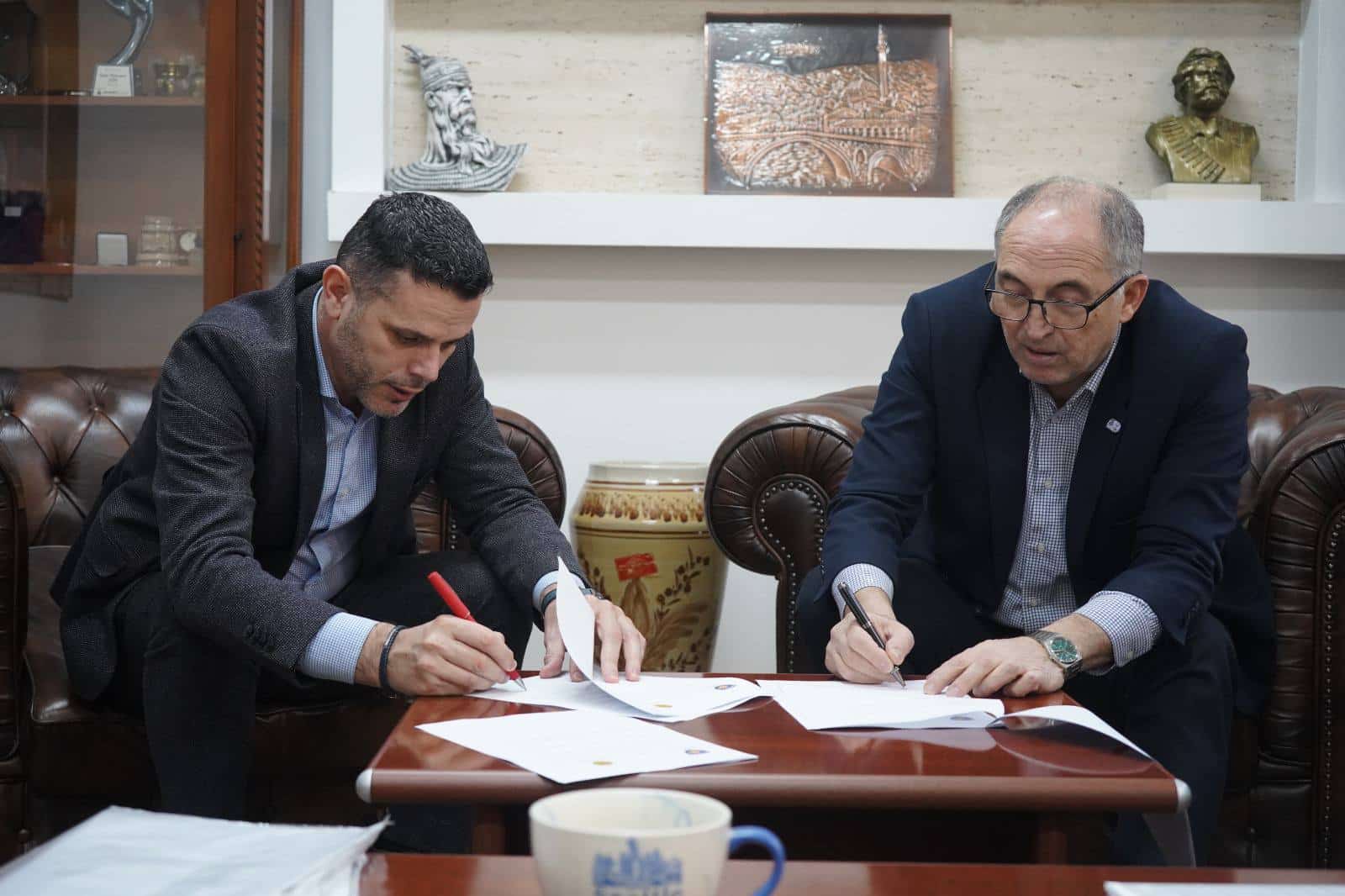 Gradonačelnik Shaqir Totaj potpisao je dva ugovora sa KRM “Ekoregjioni” dd.