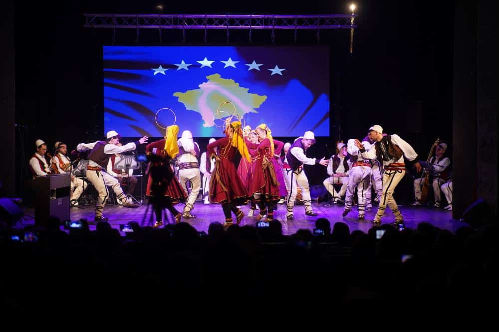 Gradonačelnik Totaj učestvovao je na koncertu pjesama i igara koji je organizovan u čast historijskog dana, Dana nezavisnosti Kosova.