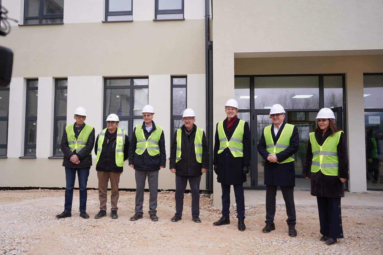 Gradonačelnik Totaj i šef Kancelarije Evropske unije na Kosovu, ambasador Aivo Orav, danas su posjetili novu školu u naselju „Dardania“.