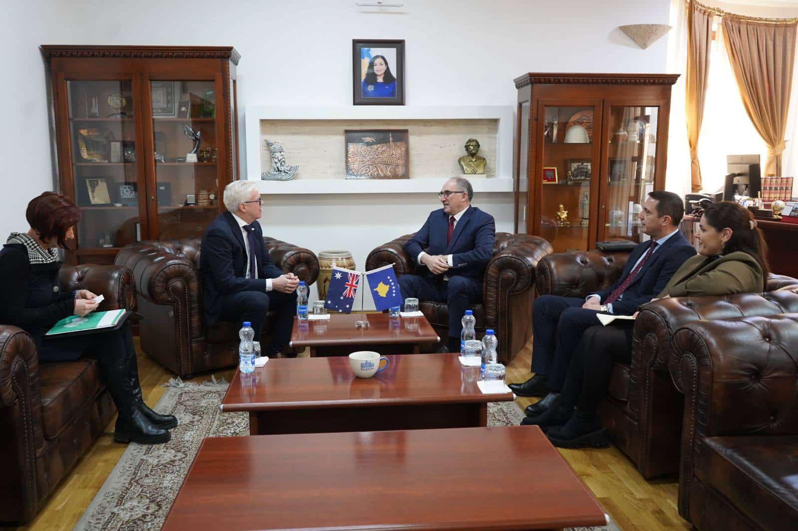 Gradonačelnik Totaj je dočekao australijskog ambasadora u Hrvatskoj, koji obavlja funkciju nerezidentnog ambasadora na Kosovu, Richarda Masona Rodgersa.