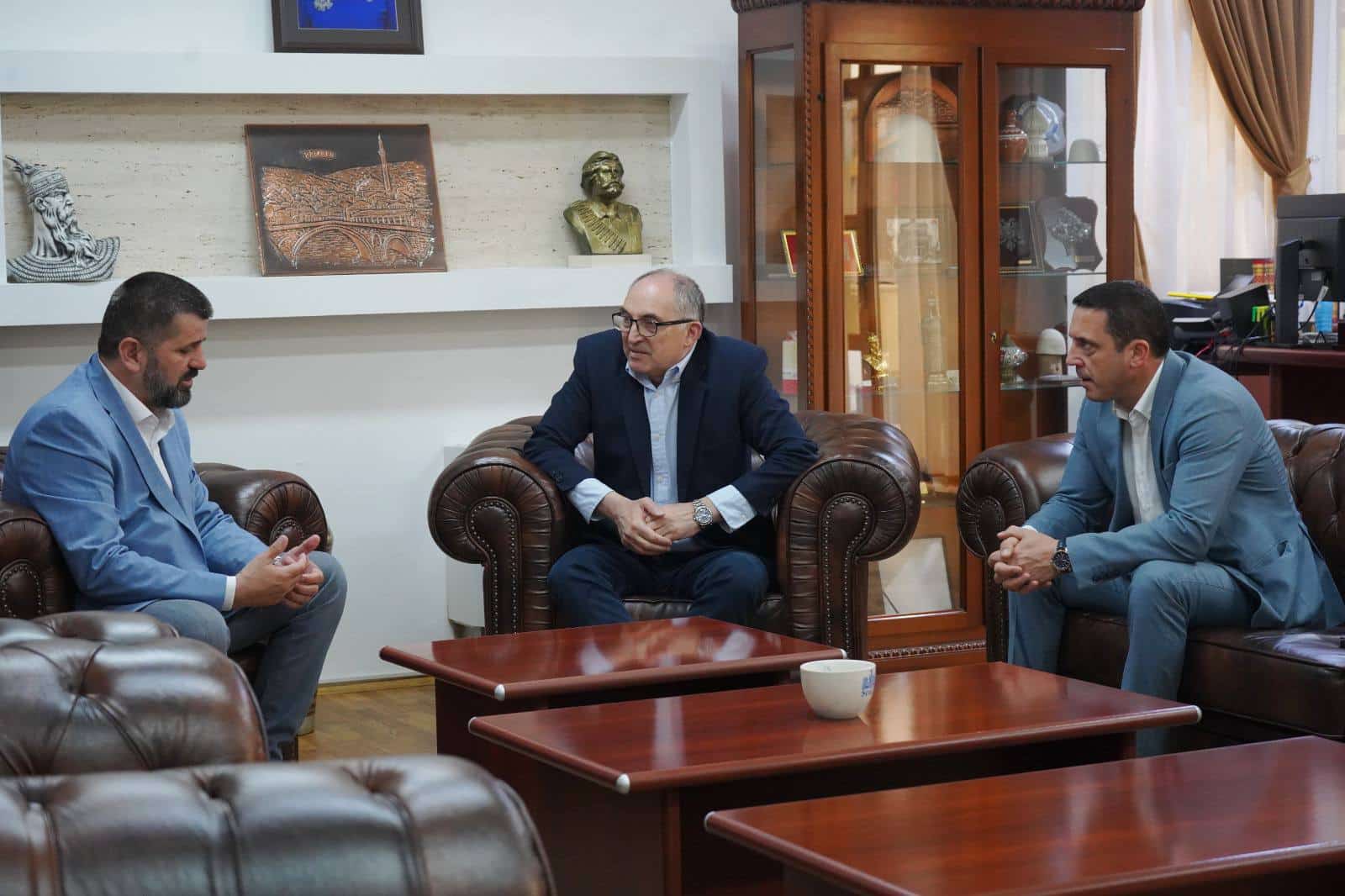 Kryetari Totaj priti në takim një nga ndërmarrësit shqiptar më të suksesshëm në Gjermani, Isak Neziri