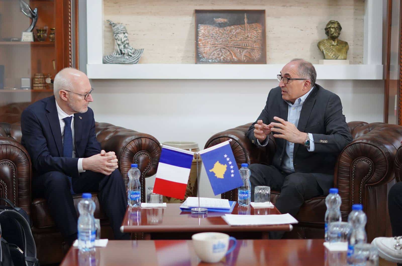 Kryetari Shaqir Totaj priti në takim Ambasadorin e Francës në Prishtinë, Sh.T. Olivier Guérot