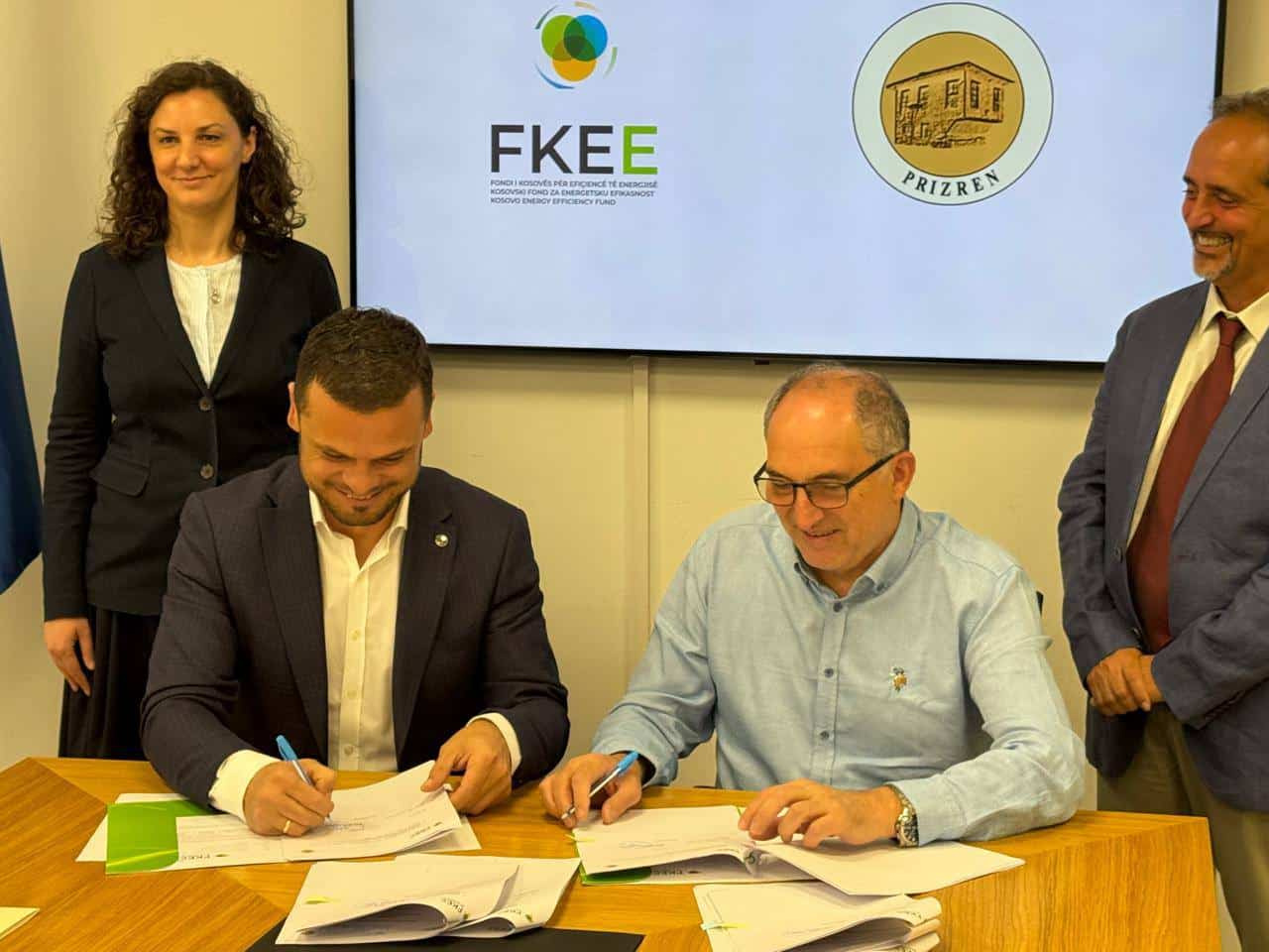 Başkan Shaqir Totaj, Prizren Belediyesi’ndeki Sosyal Konut Binalarında Enerji Verimliliği Önlemlerinin Uygulanması Projesi için Kosova Enerji Verimliliği Fonu ile Anlaşma İmzaladı