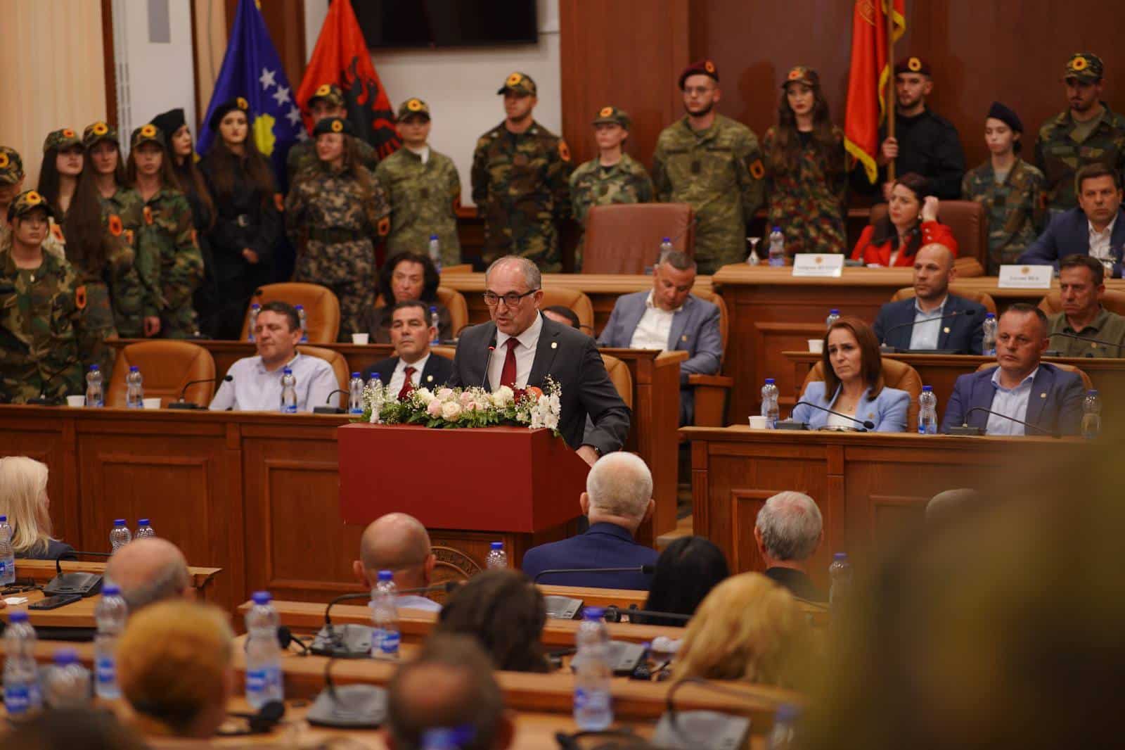 Në kuadër të aktiviteteve për shënimin e 26-vjetorit të Çlirimit të Prizrenit, u mbajt Seanca Solemne e Kuvendit Komunal,