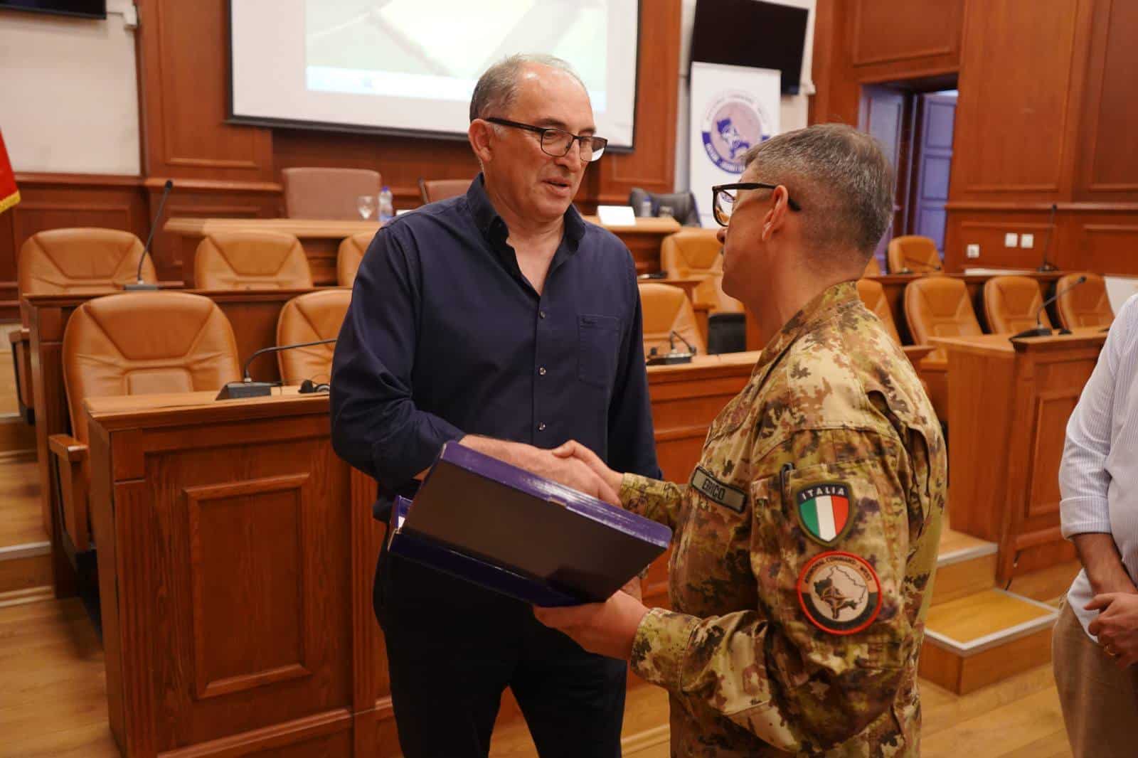 Kryetari Totja mori pjesë në prezantimin e menaxhimit të krizave dhe komunikimin me publikun, i organizuar nga Njësia CIMIC e Komandës Rajonale Perëndimore të KFOR-it dhe Komunës së Prizrenit
