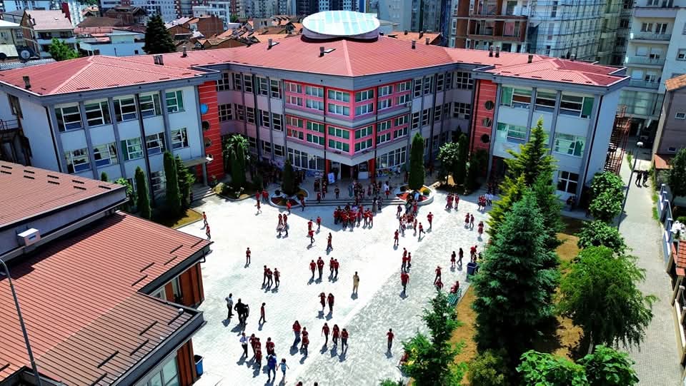 Eğitim Müdürülüğü “Emin Duraku” İO bahçesinin tadilat çalışmalarına başladı