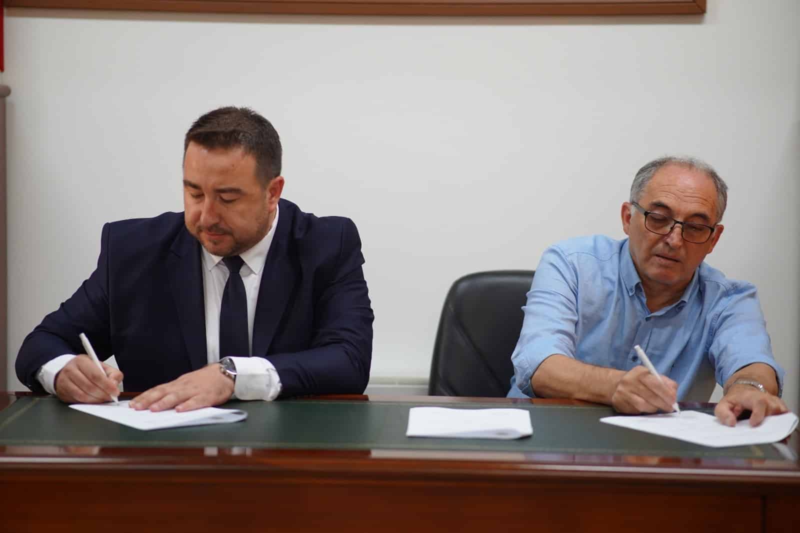 Kryetari Shaqir Totaj nënshkroi Marrëveshje Bashkëpunimi me Universitetin “Ukshin Hoti”