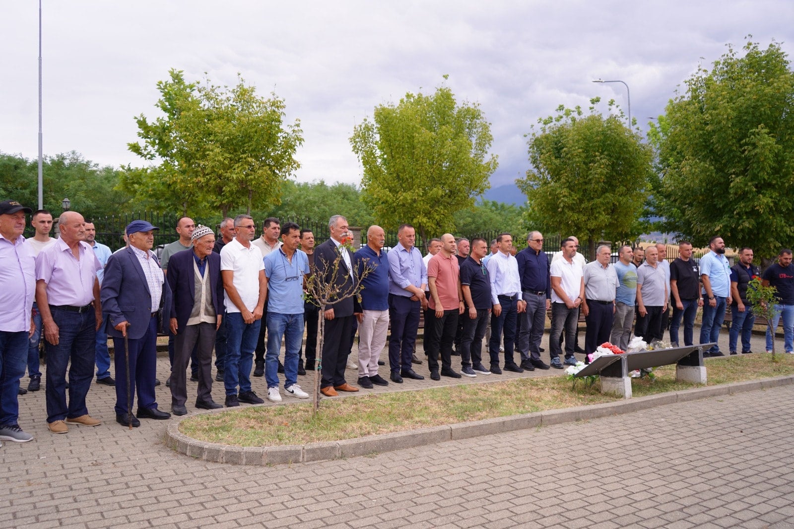 Në 27-të vjetorin e rënies heroike të dëshmorëve të UÇK, Ylber dhe Albrim Fanaj, u bënë homazhe në nderim të tyre në Varrezat e Dëshmorëve në Landovicë