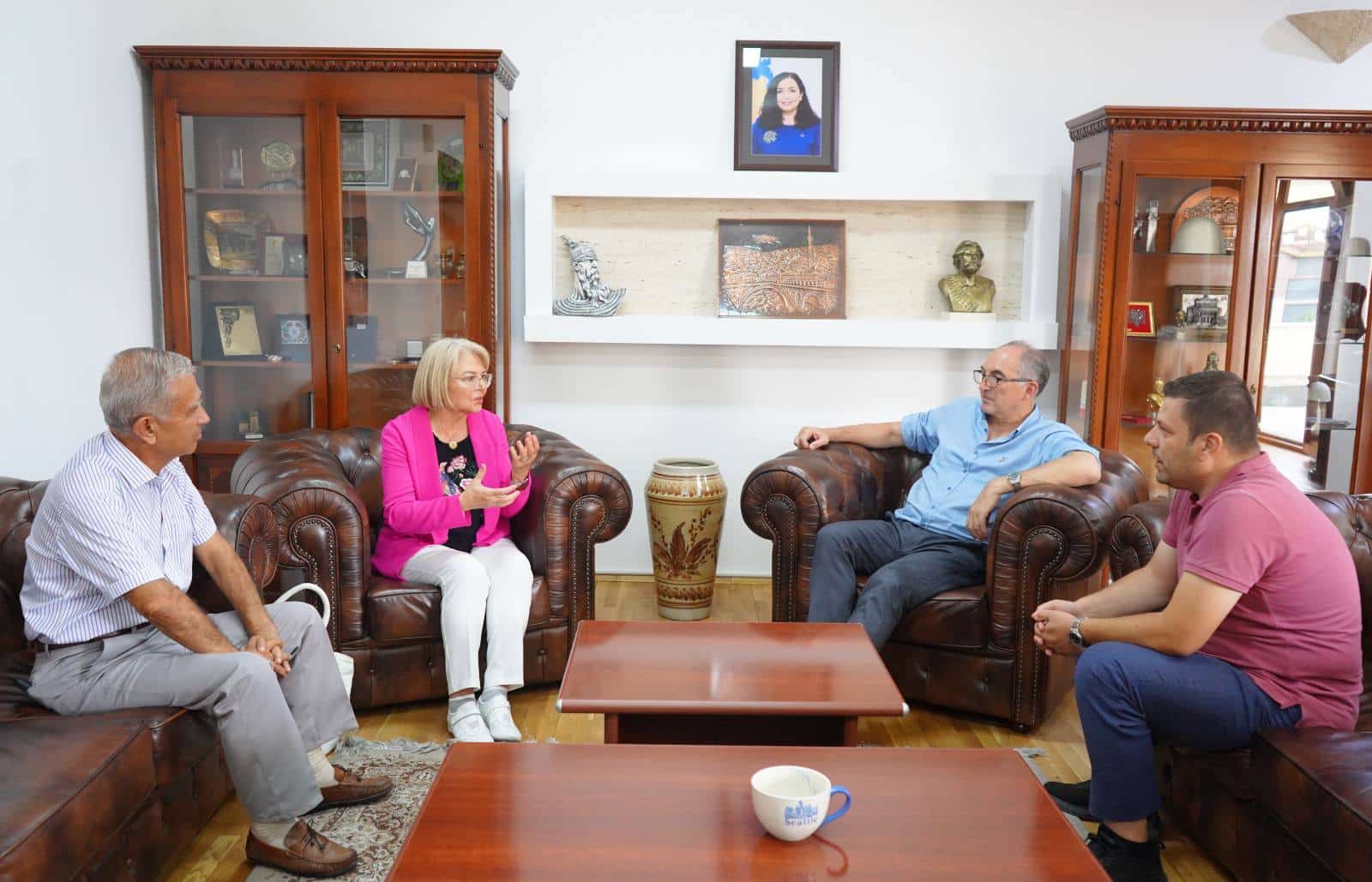 Kryetari Totaj priti në takim artisten e qeramikës nga Ministria e Turizmit dhe Kulturës e Republikës së Turqisë, Meryem Buhari