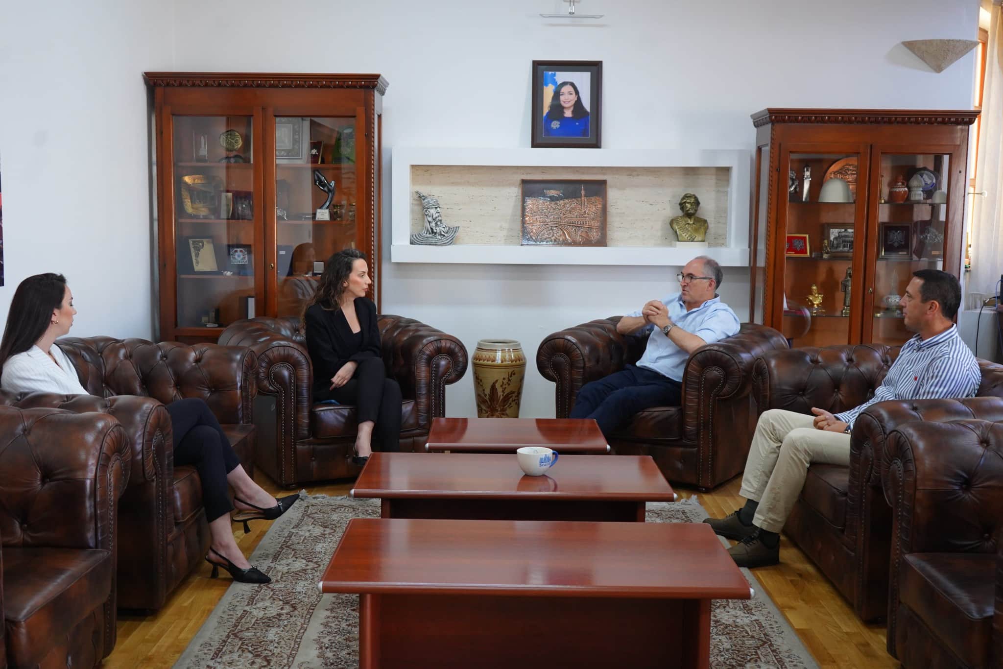 Kryetari Totaj, së bashku me nënkryetarin Gashi, pritën në takim dr. Elma Miftari dhe mr. sci. Sara Miftari, themeluese të Institutit të Shëndetit Mendor “White Storm”