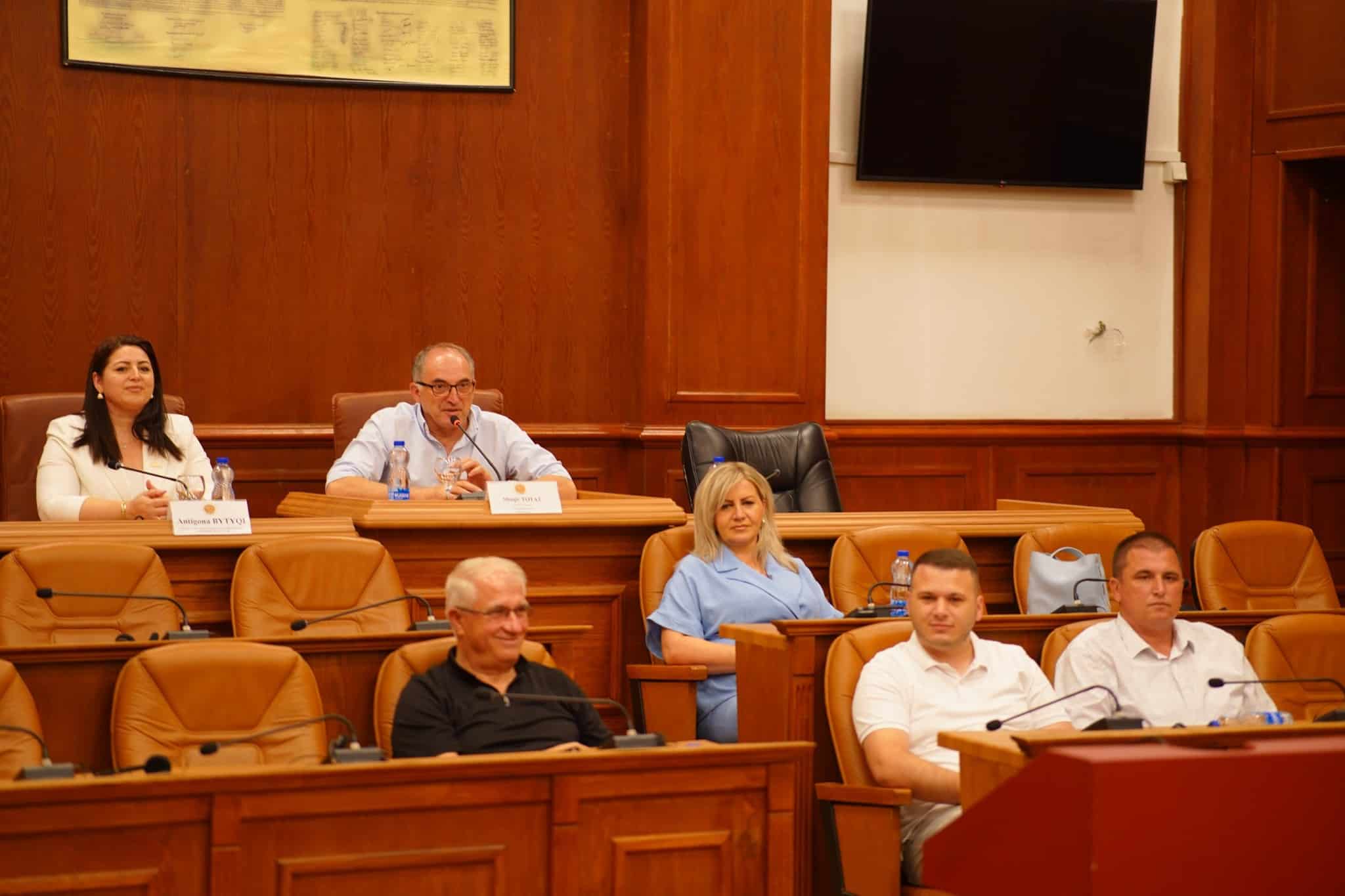 Kryetari Totaj, së bashku me kryesuesen Bytyqi dhe asambleistë kanë pritur në takim dy delegacione nga Bashkitë e Dibrës dhe Strugës