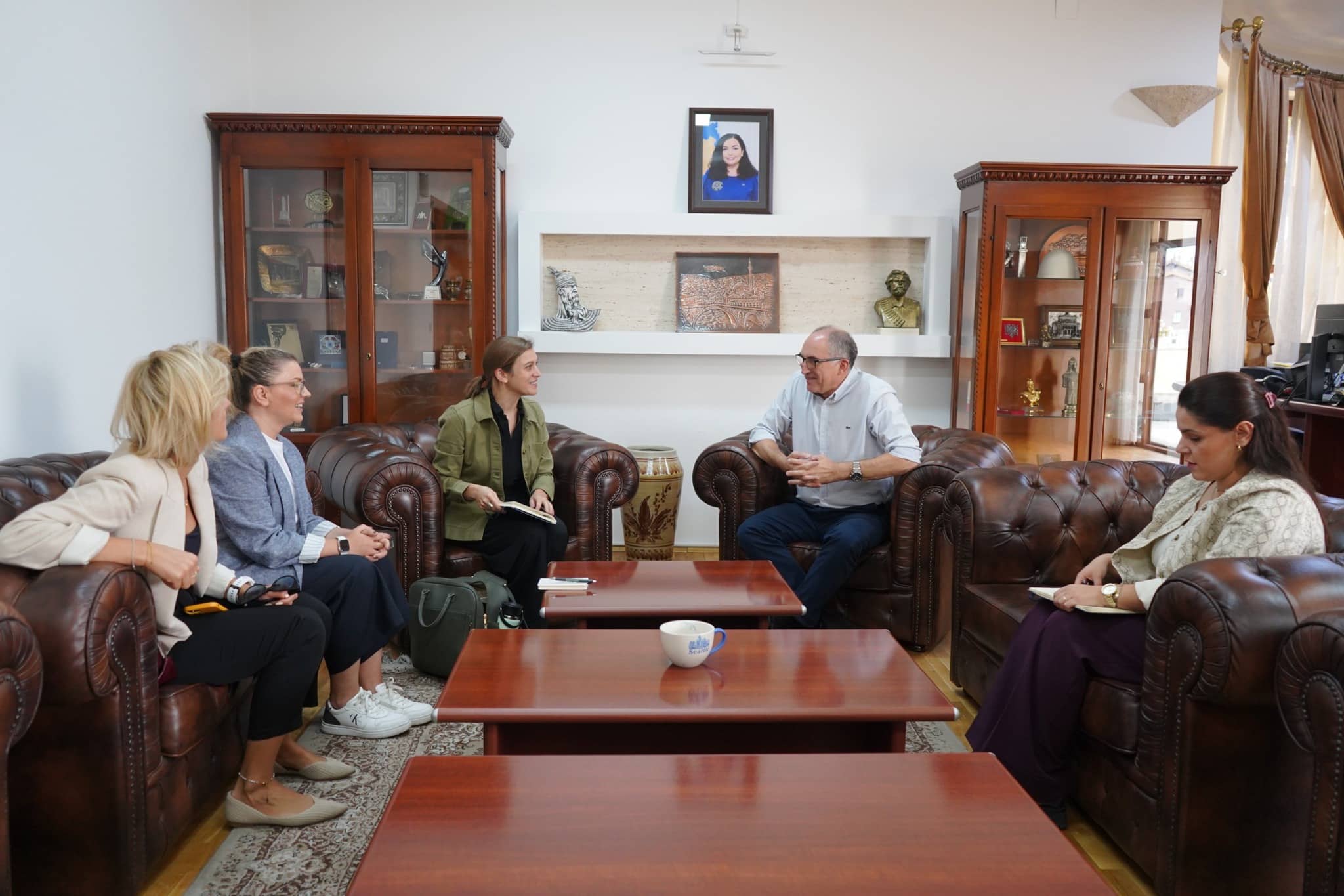 Kryetari Shaqir Totaj ka pritur në takim Elizabeth Bleuer, zëvendësdrejtoreshën e programit “Democracy Journey”