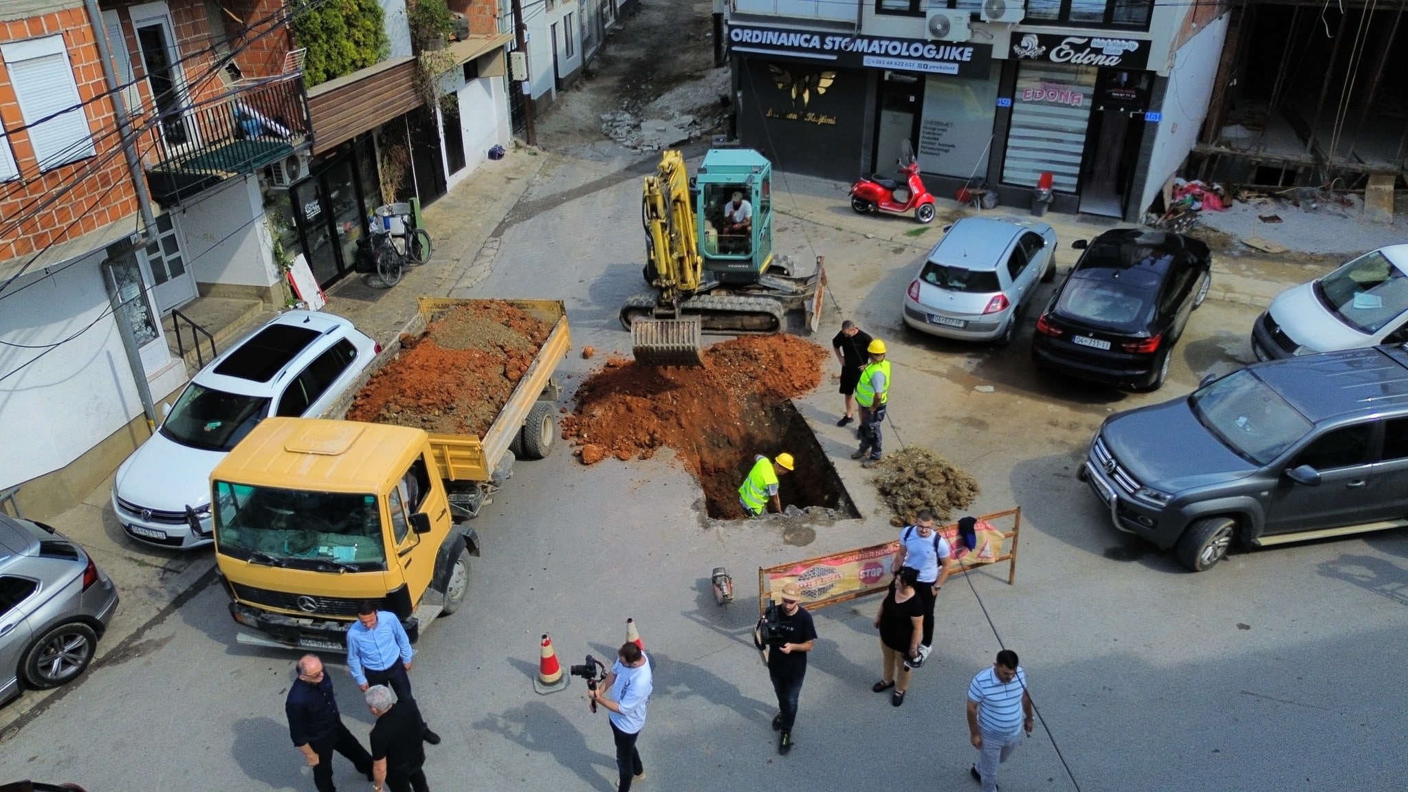 Belediye Başkanı Totaj, Kurilla mahallesindeki “Beteja e Llapushnikut” caddesindeki çalışmaları ziyaret etti