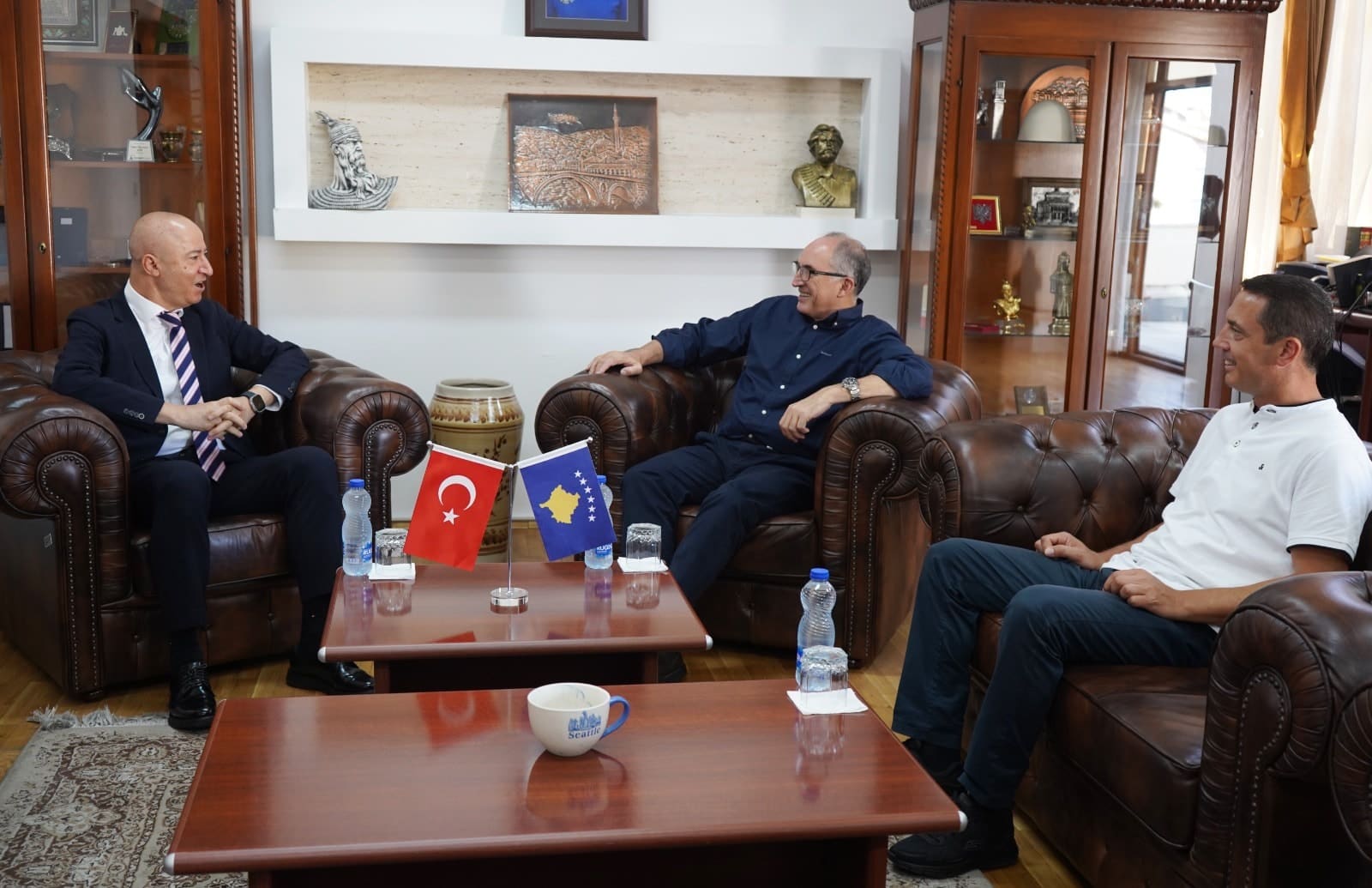 Kryetari Shaqir Totaj priti në takim lamtumirës Konsullin e Përgjithshëm të Turqisë në Prizren, z. Celal Doğan