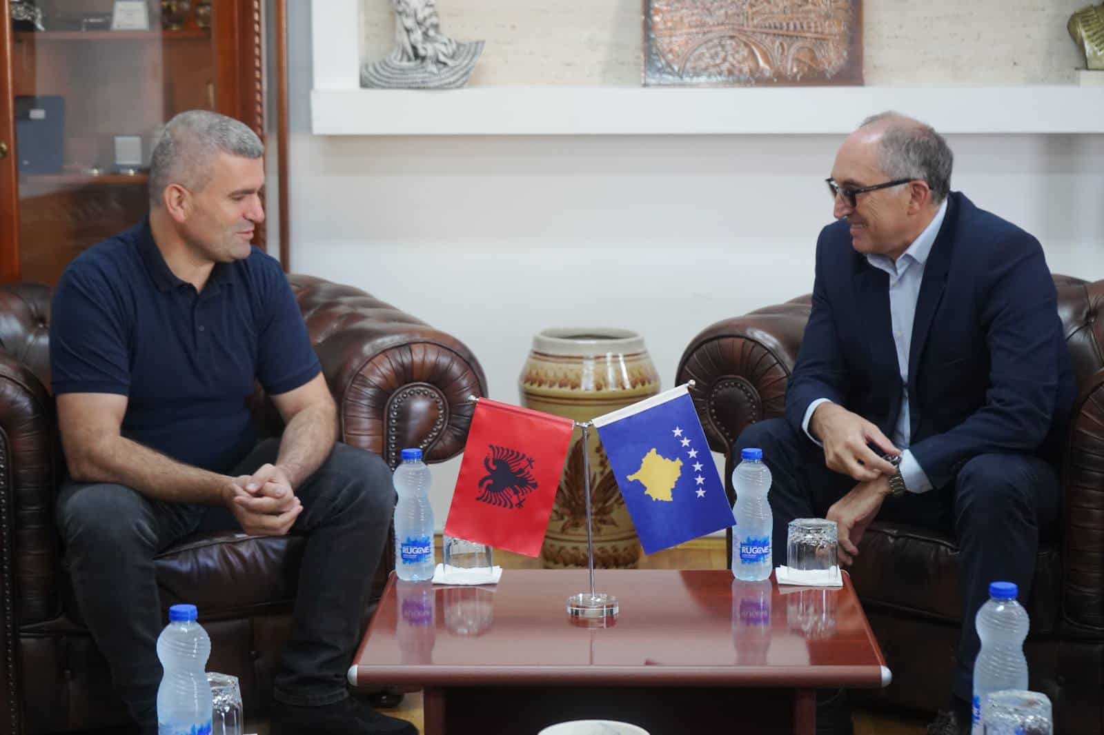 Kryetari Shaqir Totaj priti në takim Kryetarin e Kukësit, Albert Halilaj