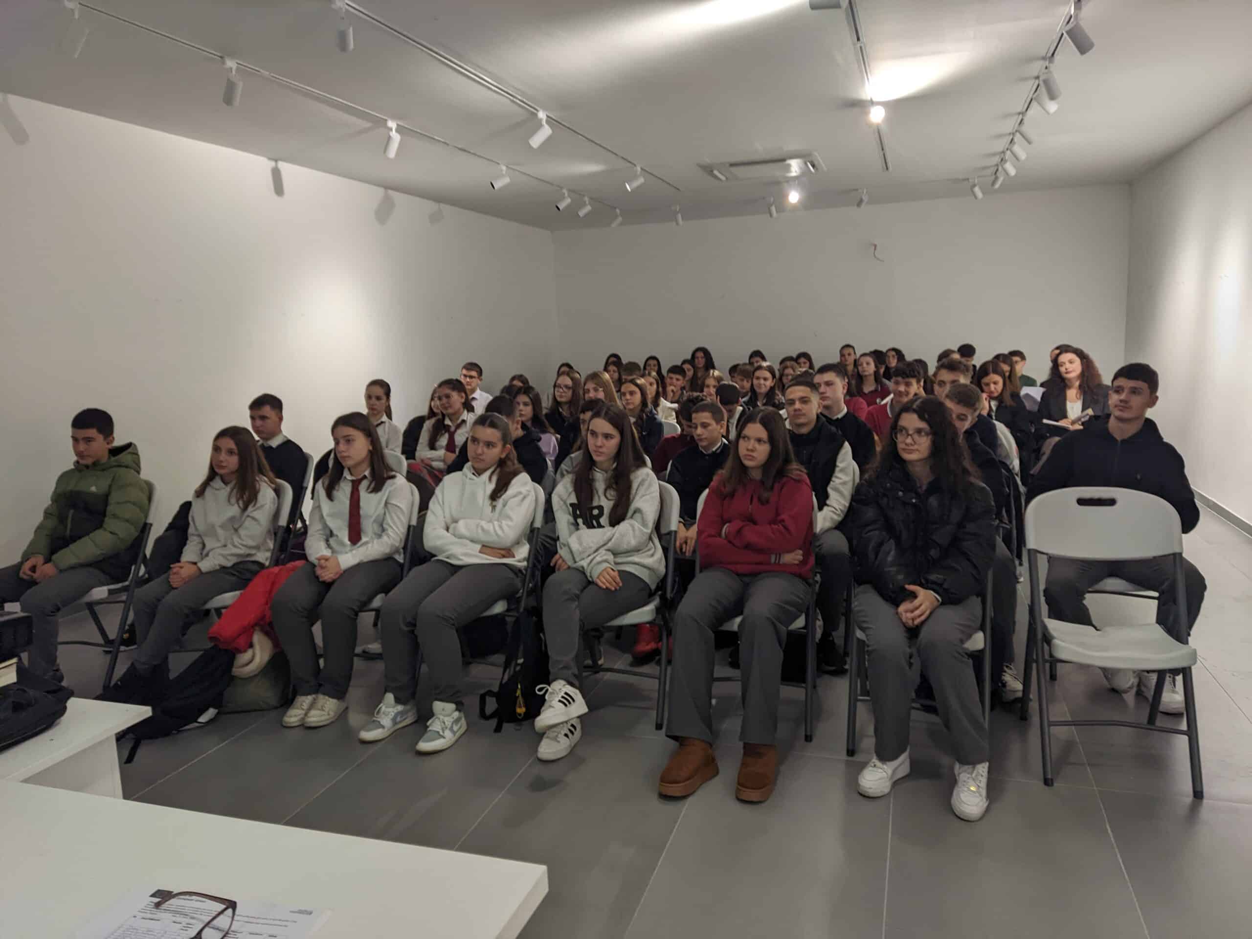 U mbajt takim informues me nxënës për orientim drejt arsimit profesional dhe profesioneve që thyejnë stereotipat gjinore