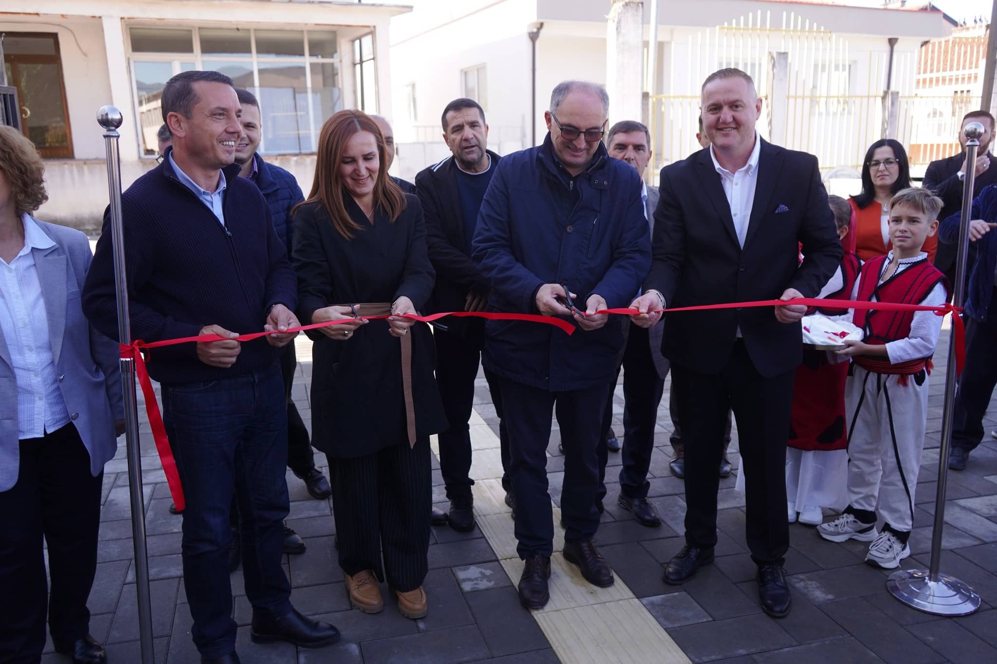 Përurohen terreni sportiv, oborri dhe kabinetet moderne të TIK-ut në SHFMU “Fadil Hisari” në Lagjen e Trimave