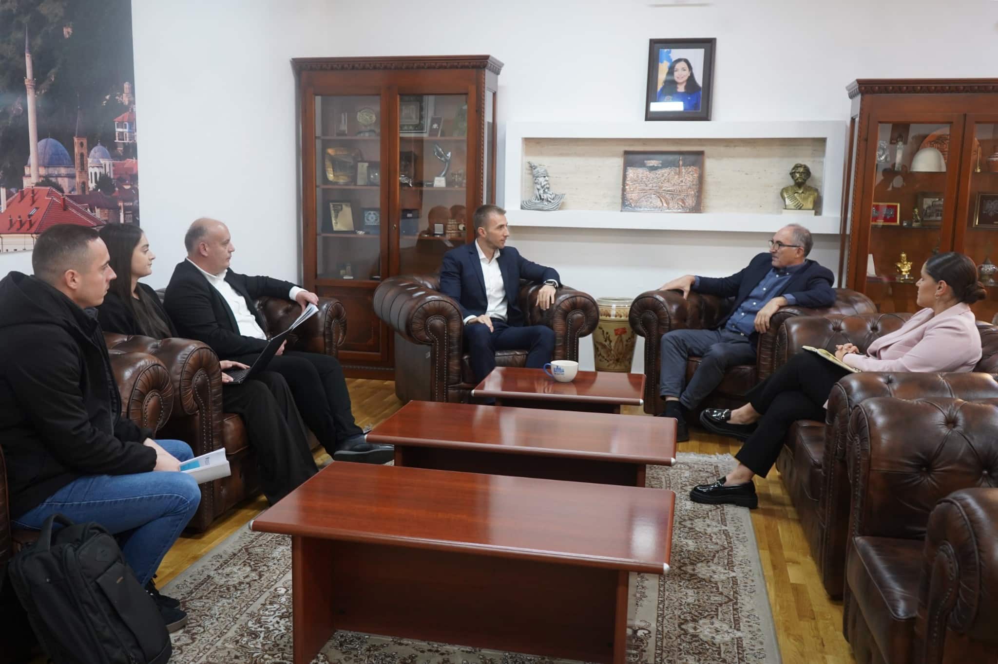 Kryetari Totaj priti në takim përfaqësuesit e IKQL dhe organizatës ACY të cilët prezantuan raportin e auditimit social për katër projektet e realizuara nga Granti i Performancës për vitin 2023