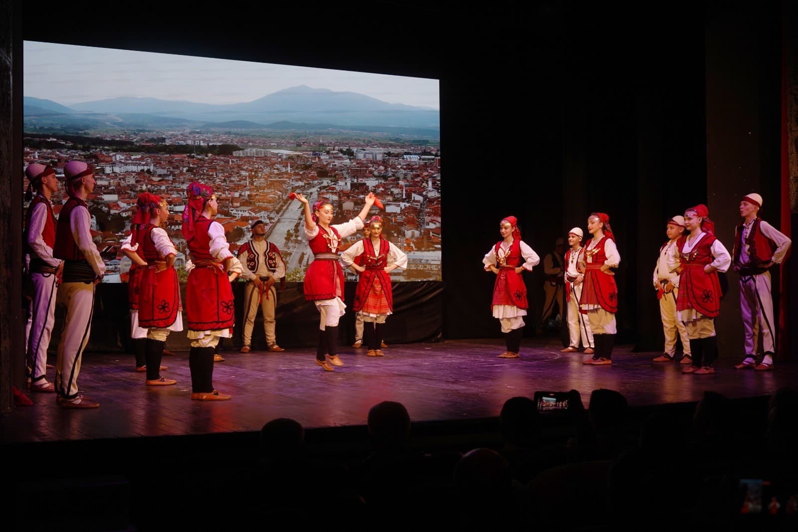 U mbajt edicioni i tretë i Festivalit Folklorik “Sofra Prizrenase”