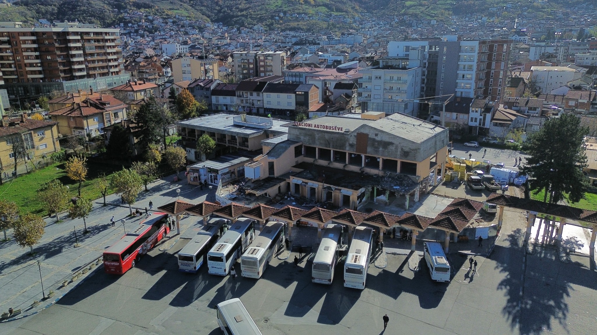 Po vazhdojnë punimet për rregullimin e infrastrukturës dhe renovimin e objektit të Stacionit të Autobusëve në Prizren