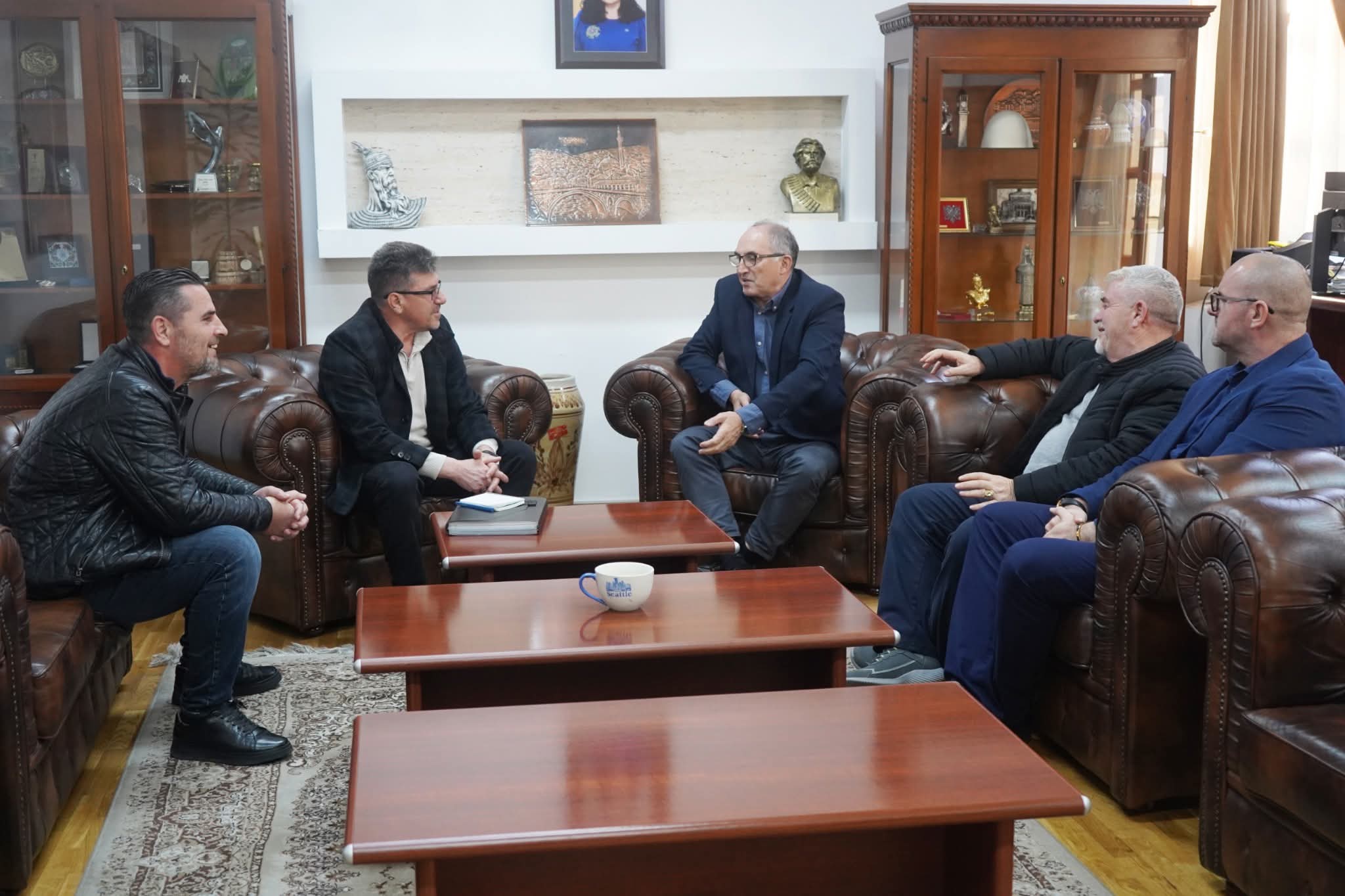 Kryetari Totaj, ka pritur në takim kryetarin e OVL të UÇK-së në Prizren dhe përfaqësuesin e Shoqatës “Zona e Pashtrikut