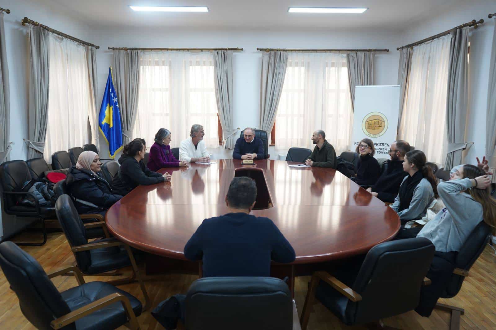 Kryetari Totaj ka pritur në takim dhe ka nënshkruar memorandum bashkëpunimi me Shoqatën Rinia Contact nga Gjeneva dhe të SHKA Agimi