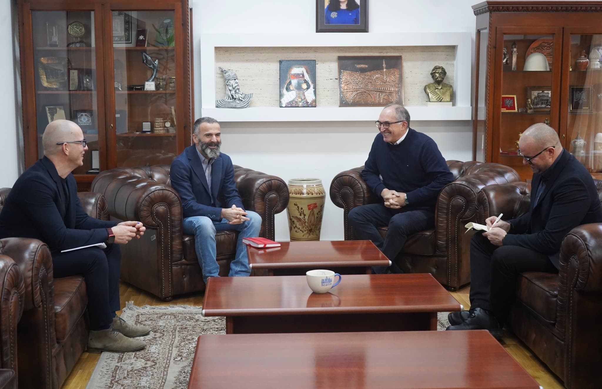 Kryetari Shaqir Totaj ka pritur në takim menaxherin e projektit DEMOS, Ertan Munoglu dhe zëvendësmenaxherin, Shpend Emini