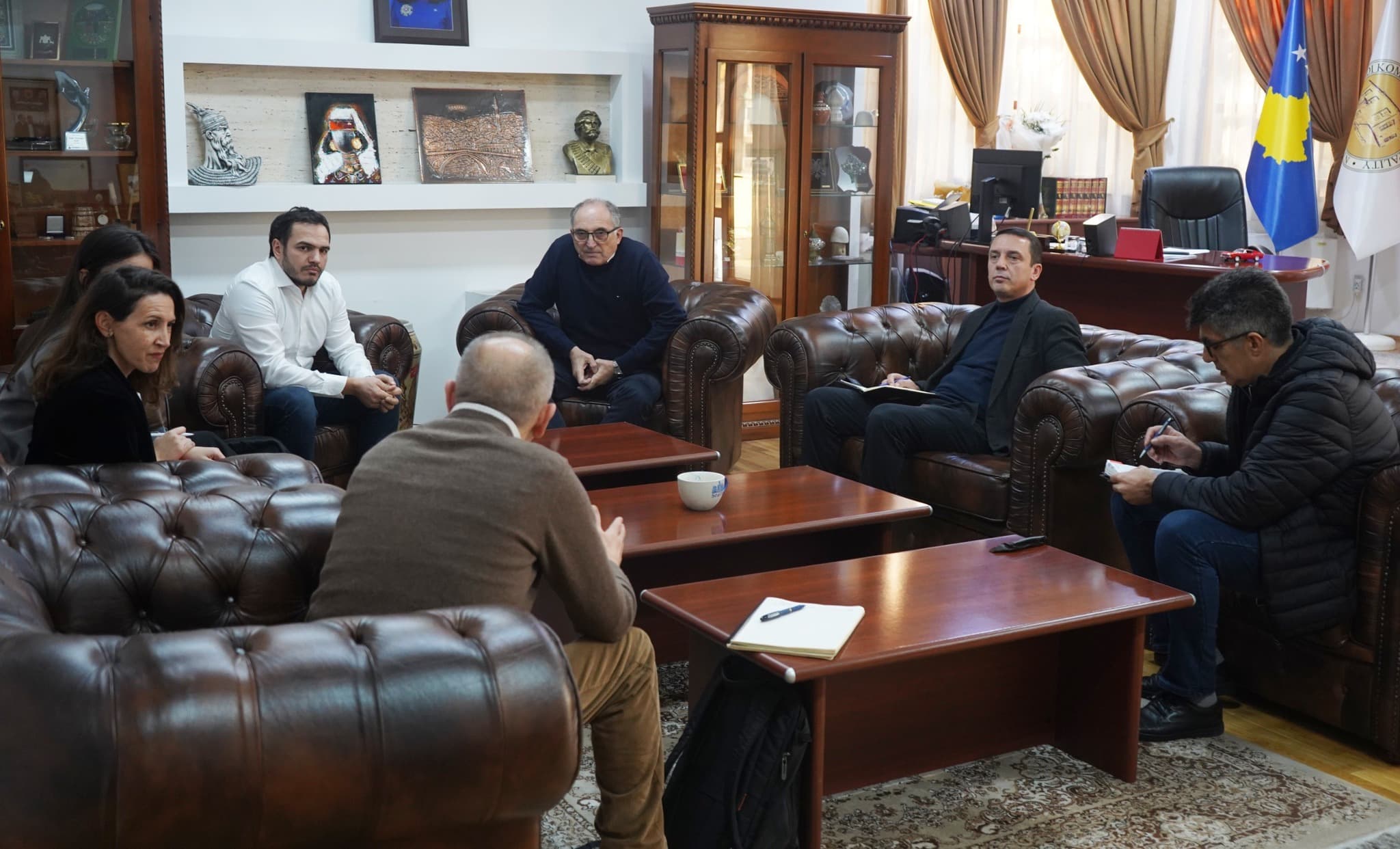 Kryetari Totaj dhe përfaqësuesit e GIZ diskutojnë për përditësimin e informacioneve mbi procesin e planifikuar për hartimin e “Masterplanit për Hapësira Publike për Komunën e Prizrenit”