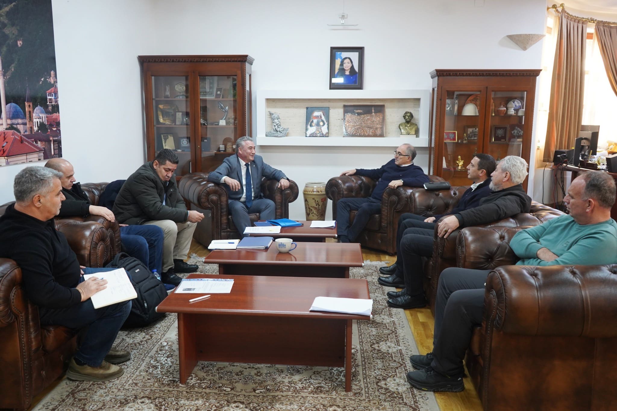 Kryetari Totaj zhvilloi një takim me përfaqësuesit e “Hidroregjioni Jugor”