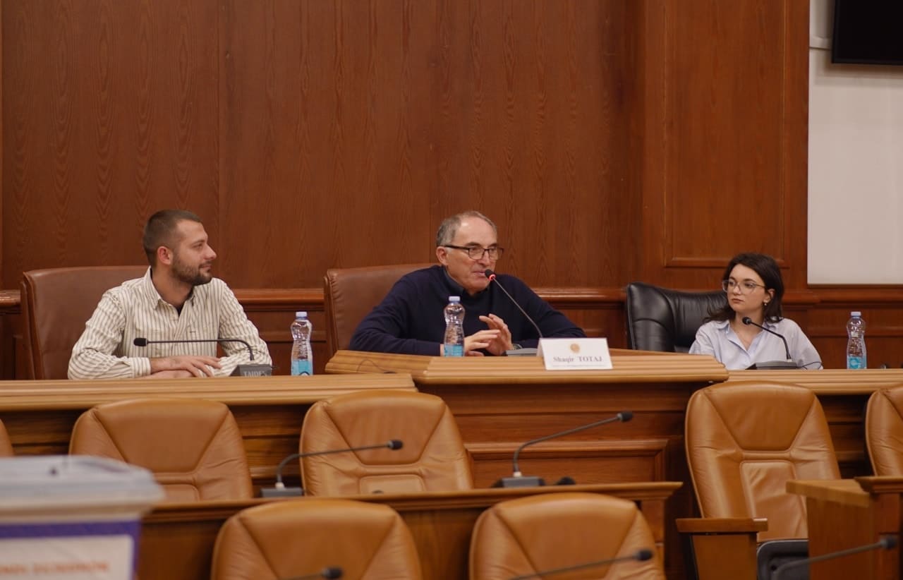 Kryetari Totaj mori pjesë në aktivitetin për zgjedhjet komunale të Këshillit të Nxënëseve në Prizren